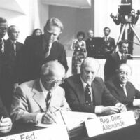 Helmut Schmidt, Erich Honecker, Gerald Ford und Bruno Kreisky unterzeichnen das KSZE-Abschlussdokument am 1. August 1975