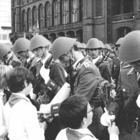 7.10.77 - Eine Ehrenparade der NVA fand am Nationalfeiertag der DDR auf dem Berliner Marx-Engels-Platz statt. Nach der Parade kam es wie hier am Roten Rathaus zu zahlreichen herzlichen Begegnungen mit der Bevölkerung und den Soldaten.