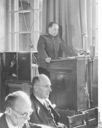 Major Alexander Dymschitz, Professor für Literaturwissenschaft, Offizier in der Kulturabteilung der Sowjetischen Militär-Administration in Deutschland, spricht auf einer Veranstaltung in Berlin im Jahr 1947.